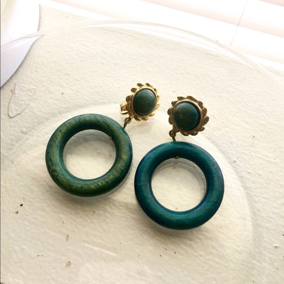 🔴 Emerald Green Hoop Clip Ons - Picture 1 of 2